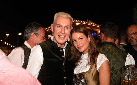 Scooter-Frontman H.P. Baxxter zusammen mit seiner Sara hier auf dem Oktoberfest in München. - Foto: Felix Hörhager/dpa