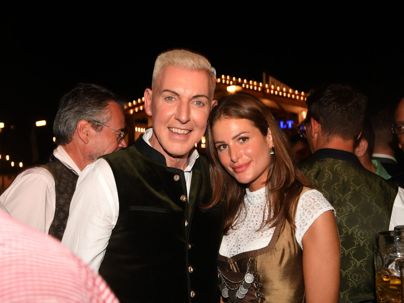 Scooter-Frontman H.P. Baxxter zusammen mit seiner Sara hier auf dem Oktoberfest in München. - Foto: Felix Hörhager/dpa