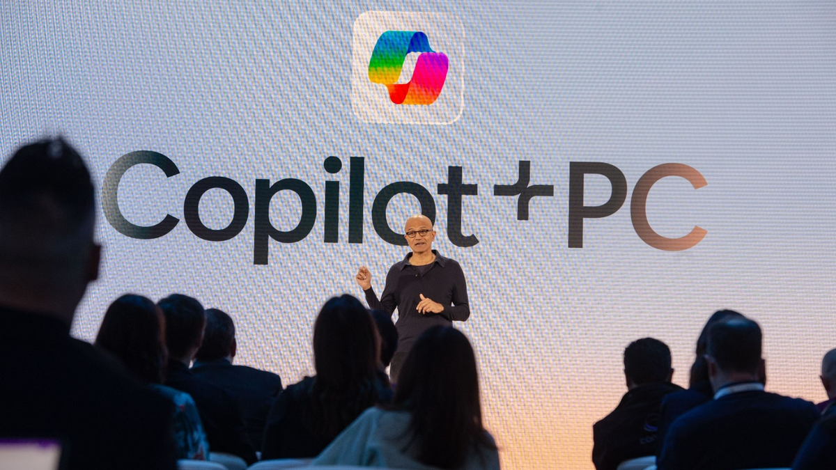 Microsoft-Chef Satya Nadella stellt die Vision für eine PC-Architektur vor, die auf den Einsatz Künstlicher Intelligenz ausgerichtet sein soll. Microsoft will Windows-PCs fit für die KI-Ära machen. - Foto: Andrej Sokolow/dpa