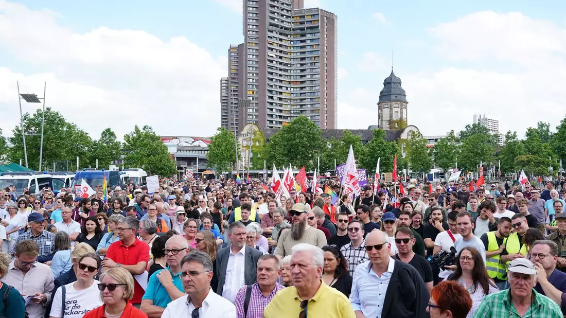 Mehrere Tausend Teilnehmer gingen in Mannheim gegen eine Demonstration der AfD auf die Straße. - Bild: Uwe Anspach/dpa