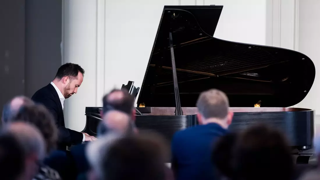 Im Rahmen der Preisverleihung in der Französischen Friedrichstadtkirche in Berlin spielte Preisträger Igor Levit am Flügel. - Bild: Christoph Soeder/dpa