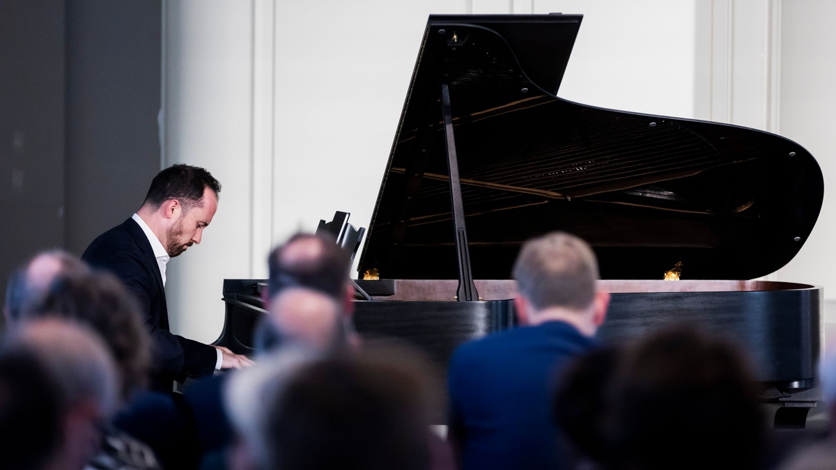 Im Rahmen der Preisverleihung in der Französischen Friedrichstadtkirche in Berlin spielte Preisträger Igor Levit am Flügel. - Foto: Christoph Soeder/dpa