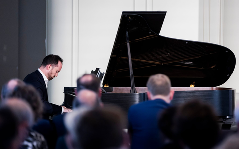 Im Rahmen der Preisverleihung in der Französischen Friedrichstadtkirche in Berlin spielte Preisträger Igor Levit am Flügel. - Foto: Christoph Soeder/dpa