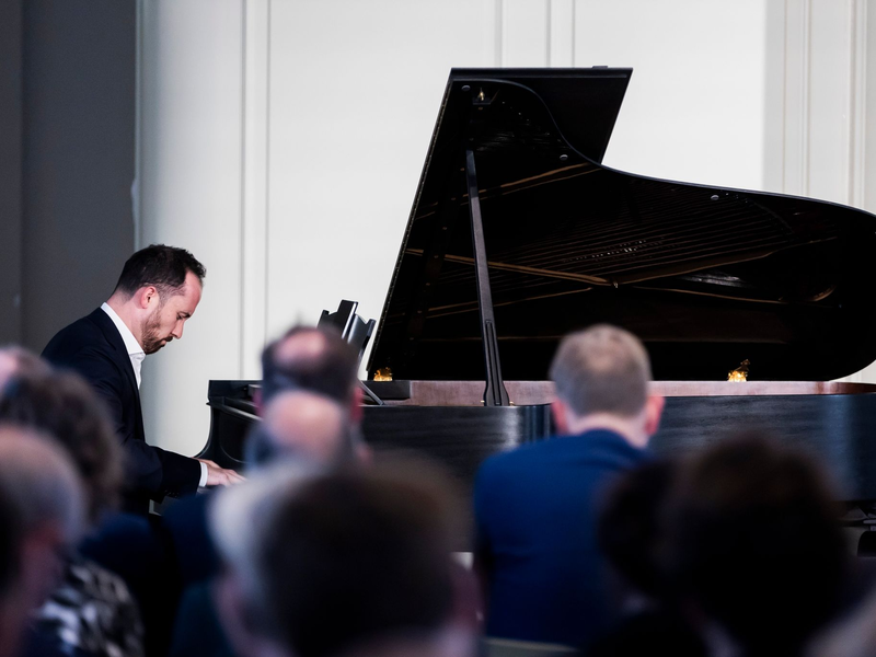 Im Rahmen der Preisverleihung in der Französischen Friedrichstadtkirche in Berlin spielte Preisträger Igor Levit am Flügel. - Foto: Christoph Soeder/dpa