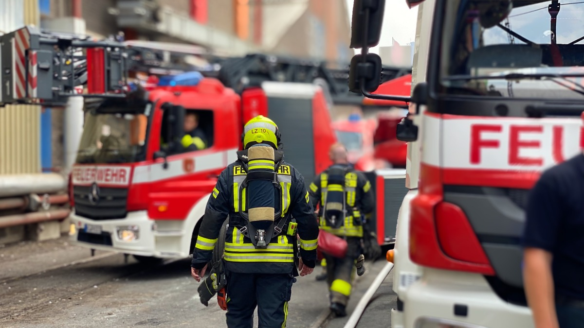 FW-NE: Brand eines Wohnwagens | Kurzfristig starke Rauchentwicklung - Foto: presseportal.de