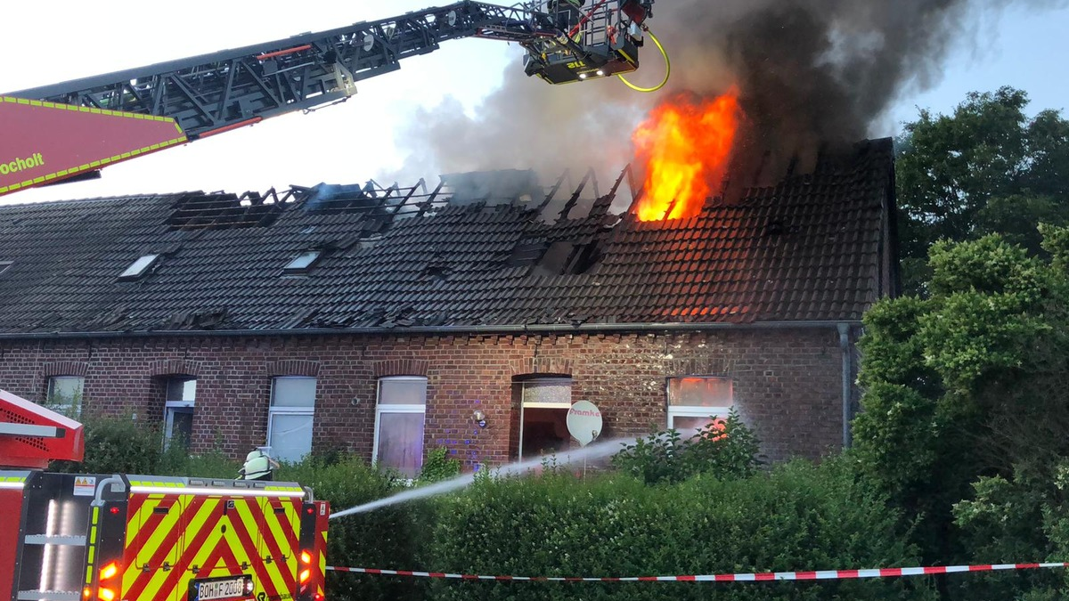 FW Bocholt: Feuerwehr löscht brennenden Dachstuhl - Foto: presseportal.de