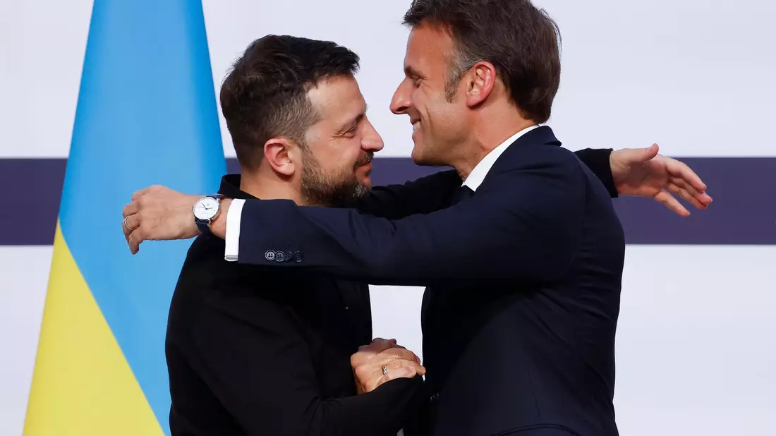 Der ukrainische Präsident Wolodymyr Selenskyj (l) kam mit Frankreichs Präsident Emmanuel Macron in Paris zusammen. - Bild: Yoan Valat/Pool EPA/AP/dpa