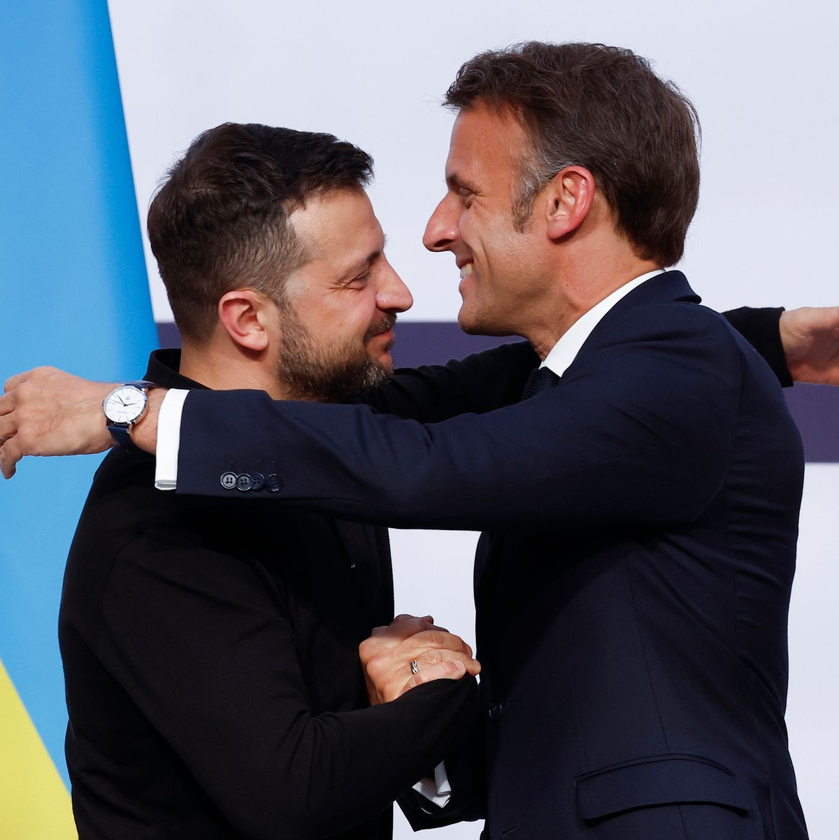 Der ukrainische Präsident Wolodymyr Selenskyj (l) kam mit Frankreichs Präsident Emmanuel Macron in Paris zusammen. - Foto: Yoan Valat/Pool EPA/AP/dpa