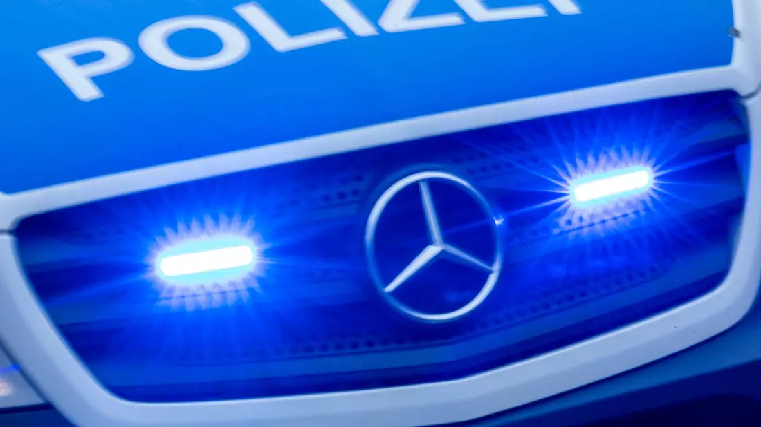 Die Polizei ermittelt wegen des Verdachts der Volksverhetzung. - Bild: Jens Büttner/dpa