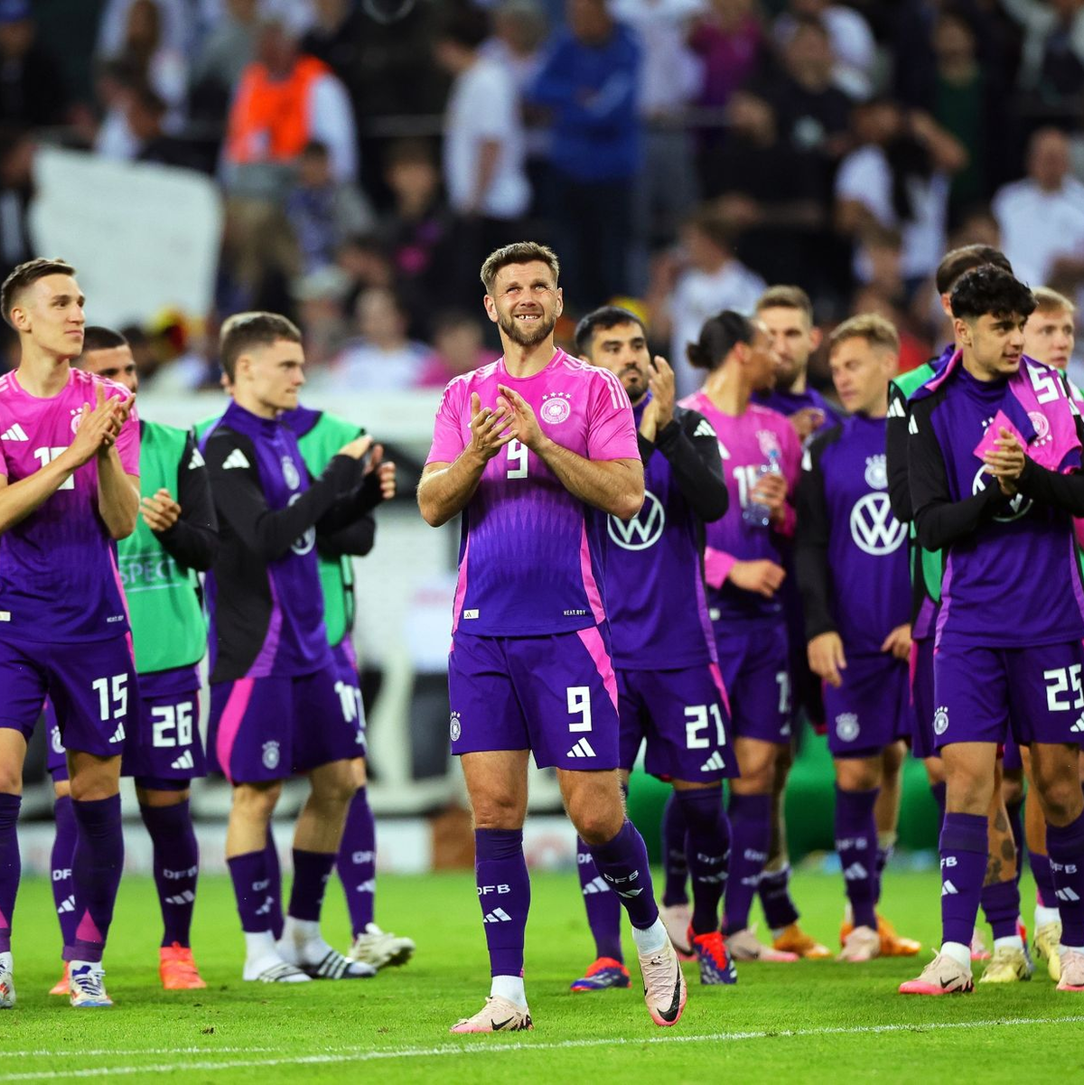 Deutschlands Spieler um Niclas Füllkrug (M) applaudieren nach dem Spiel den Fans. - Foto: Rolf Vennenbernd/dpa