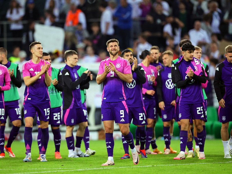 Deutschlands Spieler um Niclas Füllkrug (M) applaudieren nach dem Spiel den Fans. - Foto: Rolf Vennenbernd/dpa