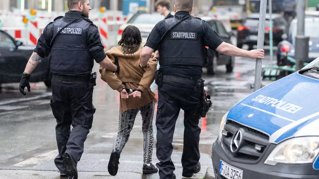 Billig und gefährlich - Crack verschafft einen schnellen Rausch (Symbolbild) - Bild: Boris Roessler/dpa