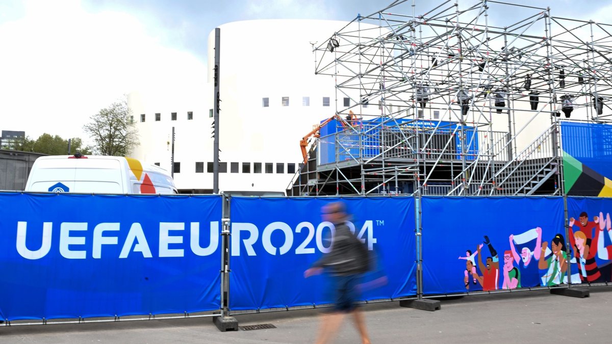 Monteure arbeiten am Aufbau der Fan-Zone in Düsseldorf. - Foto: Federico Gambarini/dpa