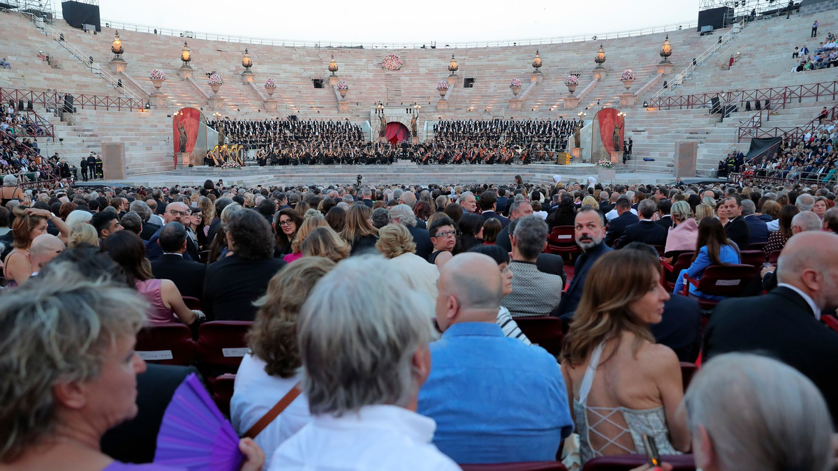 Menschen besuchen ein Galakonzert in der Arena von Verona, um die Anerkennung der italienischen Opernkunst durch die UNESCO zu feiern, in Verona, Italien. - Foto: Paola Garbuio/ Lapresse/LaPresse/dpa