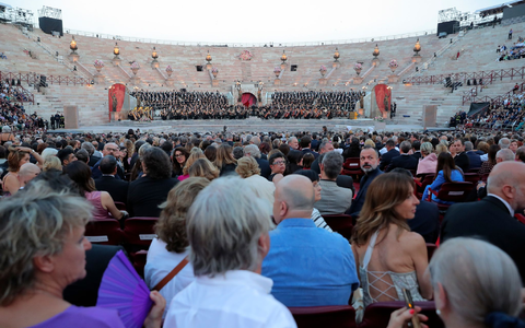 Menschen besuchen ein Galakonzert in der Arena von Verona, um die Anerkennung der italienischen Opernkunst durch die UNESCO zu feiern, in Verona, Italien. - Foto: Paola Garbuio/ Lapresse/LaPresse/dpa