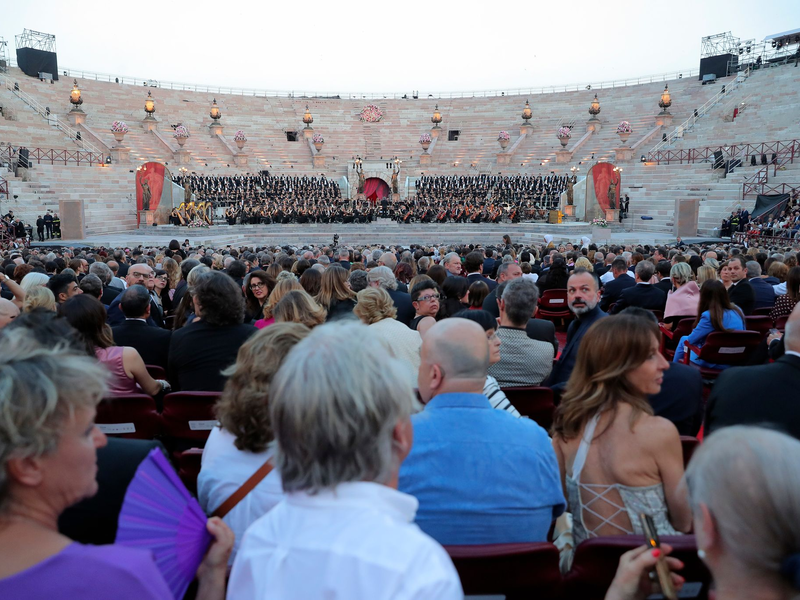 Menschen besuchen ein Galakonzert in der Arena von Verona, um die Anerkennung der italienischen Opernkunst durch die UNESCO zu feiern, in Verona, Italien. - Foto: Paola Garbuio/ Lapresse/LaPresse/dpa