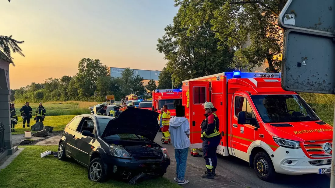 FW Ense: Verkehrsunfall am Freitagabend zwischen Ense-Höingen und Ense-Parsit - Bild: presseportal.de