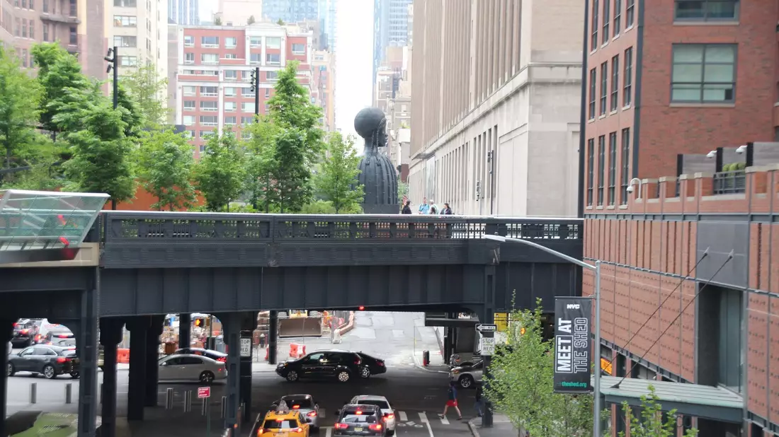 Das Kunstwerk «Forgiving Change» des Berliners Timur Si-Qin auf der High Line. - Bild: Christina Horsten/dpa