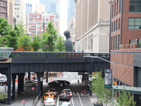 Das Kunstwerk «Forgiving Change» des Berliners Timur Si-Qin auf der High Line. - Foto: Christina Horsten/dpa