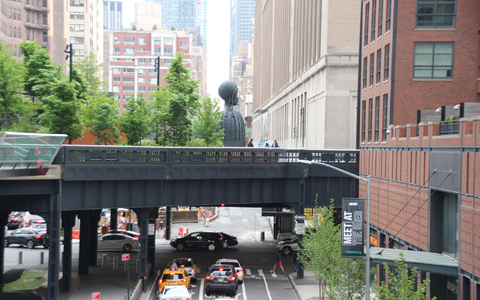 Das Kunstwerk «Forgiving Change» des Berliners Timur Si-Qin auf der High Line. - Foto: Christina Horsten/dpa