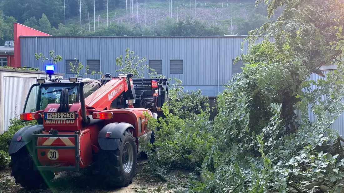 FW-MK: Umgestürzter Baum - Einsatz für den Teleskoplader - Bild: presseportal.de