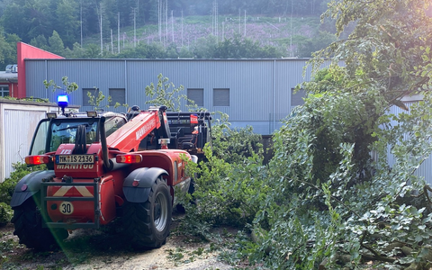 FW-MK: Umgestürzter Baum - Einsatz für den Teleskoplader - Foto: presseportal.de