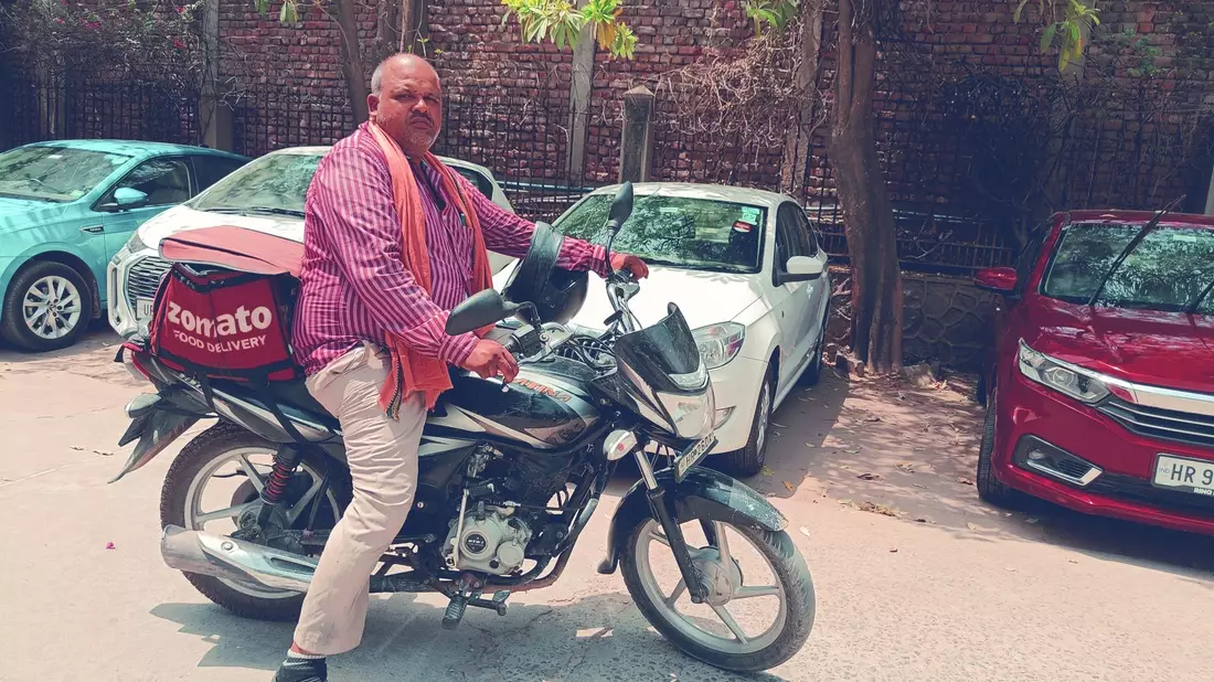 Essenslieferant Vijay Kumar Singh auf der Straße in Delhi. - Bild: Sunrita Sen/dpa