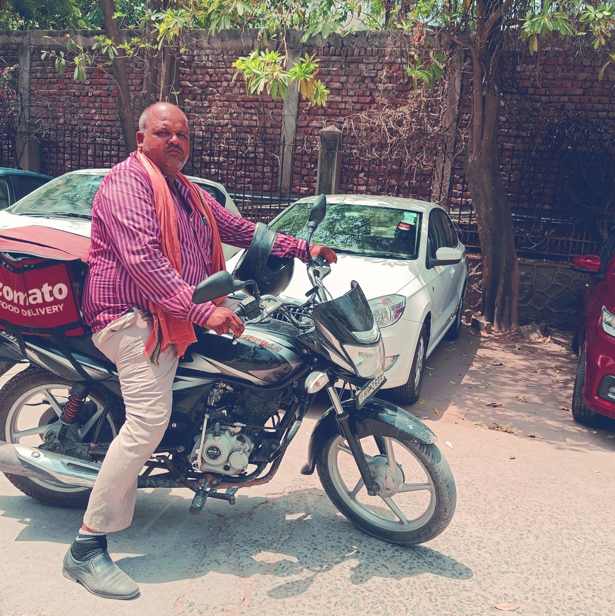 Essenslieferant Vijay Kumar Singh auf der Straße in Delhi. - Foto: Sunrita Sen/dpa