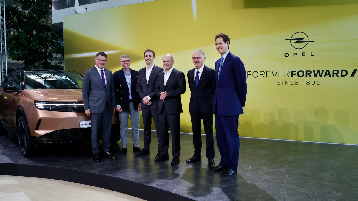 Zahlreiche Ehrengäste beim Tag der offenen Tür: Opel feiert 125 Jahre Automobilbau in Rüsselsheim - Foto: presseportal.de