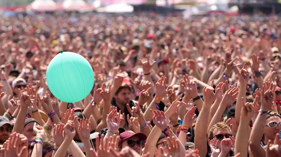 Rockfans beim Open-Air-Festival Rock am Ring. - Bild: Thomas Frey/dpa