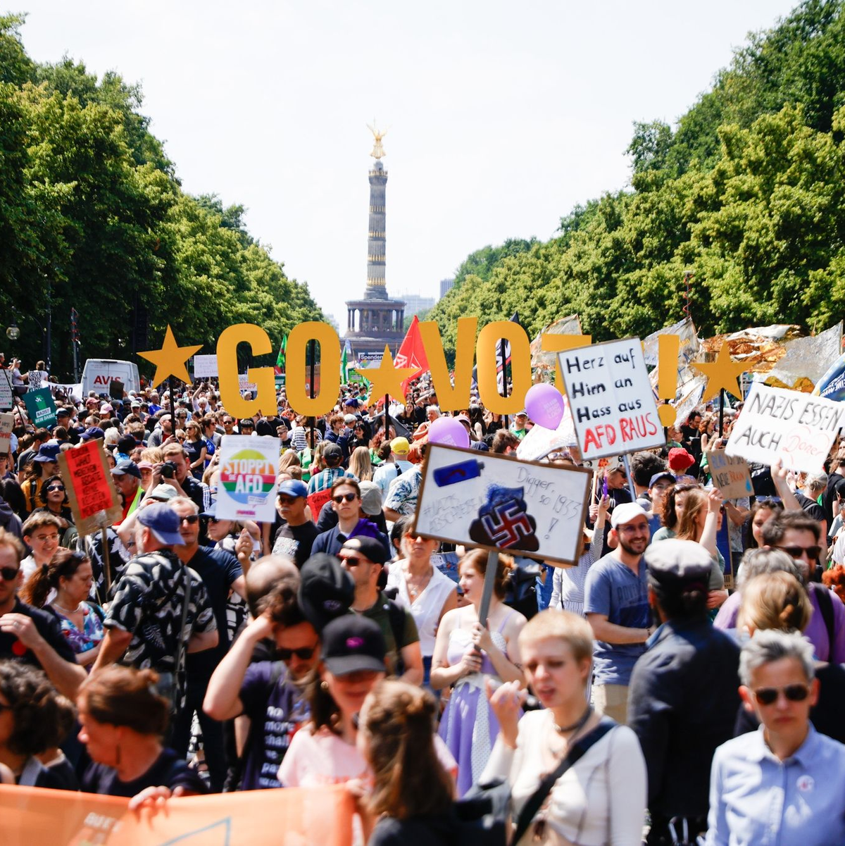 Unter dem Motto «Rechtsextremismus stoppen. Demokratie verteidigen» sind Tausdende Menschen in Berlin auf die Straße gegangen. - Foto: Carsten Koall/dpa