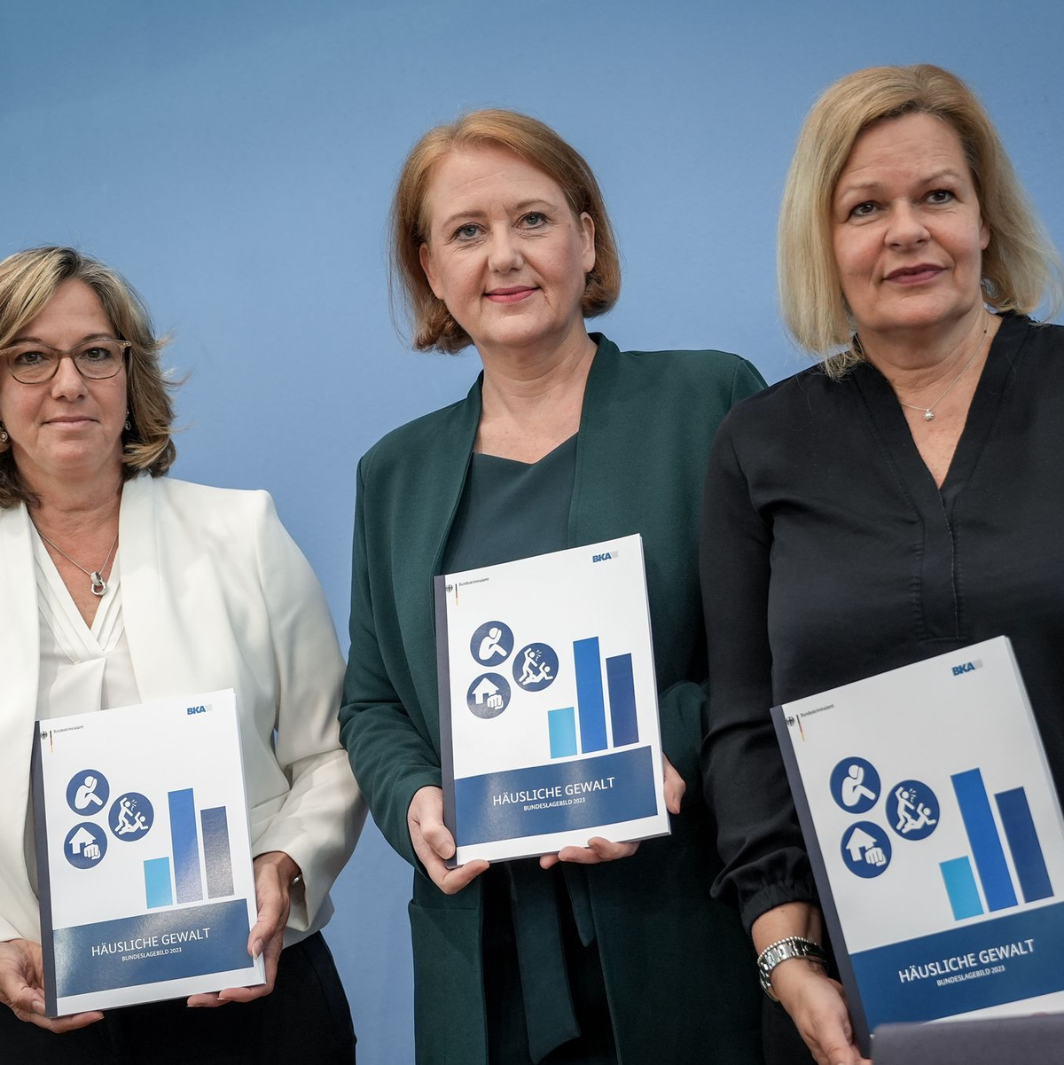 BKA-Vizepräsidentin Martina Link (l-r), Familienministerin Lisa Paus und Innenministerin Nancy Faeser stellen das «Bundeslagebild Häusliche Gewalt» vor. - Foto: Kay Nietfeld/dpa