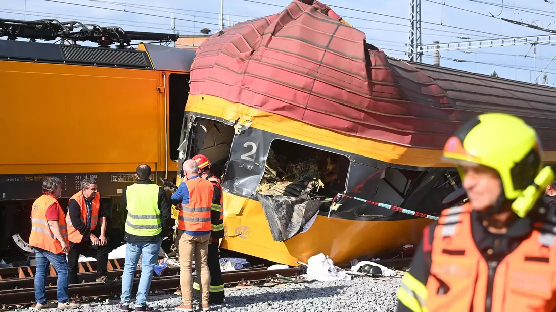 Rettungskräfte arbeiten am 6. Juni an der Unfallstelle nach dem Zusammenstoß zweier Züge in Pardubice. - Bild: Vostárek Josef/CTK/dpa