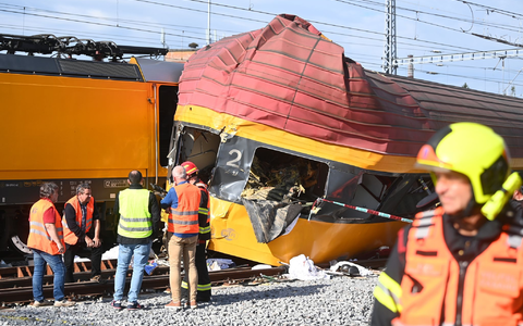 Rettungskräfte arbeiten am 6. Juni an der Unfallstelle nach dem Zusammenstoß zweier Züge in Pardubice. - Foto: Vostárek Josef/CTK/dpa Rettungskräfte arbeiten am 6. Juni an der Unfallstelle nach dem Zusammenstoß zweier Züge in Pardubice. - Foto: Vostárek Josef/CTK/dpa