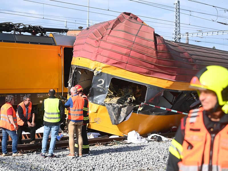Rettungskräfte arbeiten am 6. Juni an der Unfallstelle nach dem Zusammenstoß zweier Züge in Pardubice. - Foto: Vostárek Josef/CTK/dpa