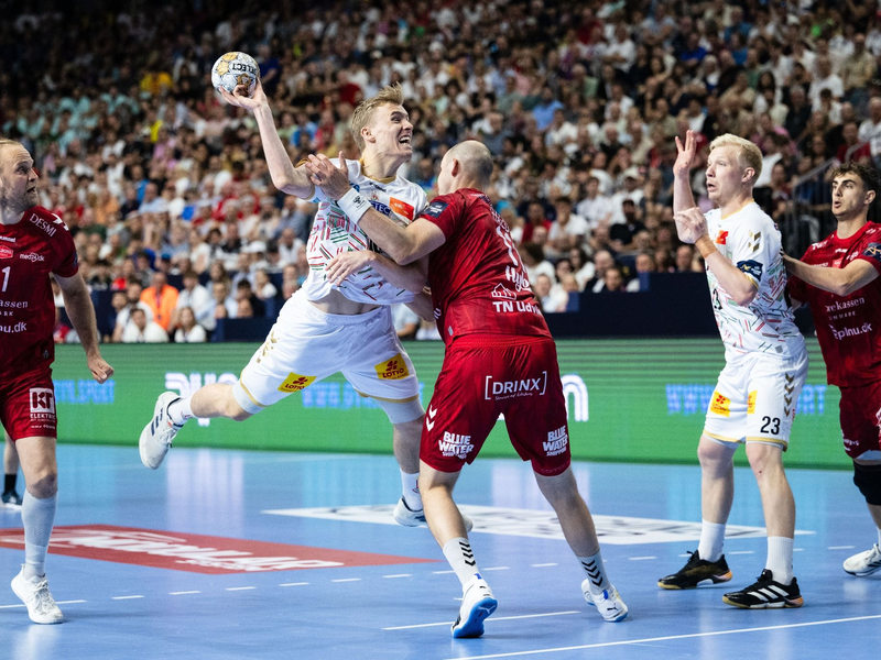 Gisli Thorgeir Kristjansson (2.v.l) konnte sich mit der Magdeburger Mannschaft nicht durchsetzen. - Foto: Marius Becker/dpa