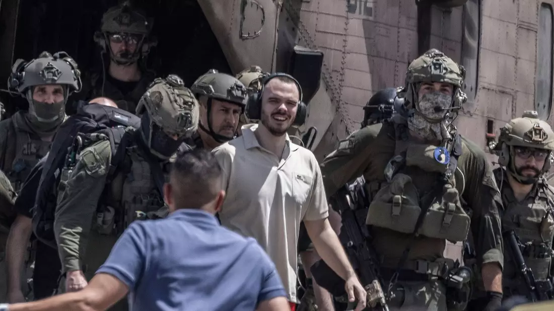 Andrey Kozlov (M), eine der vier israelischen Geiseln, die am 7. Oktober von der Hamas auf dem Nova-Musikfestival entführt wurden, kommt mit einem Hubschrauber im Sheba Medical Center an. - Bild: Ilia Yefimovich/dpa