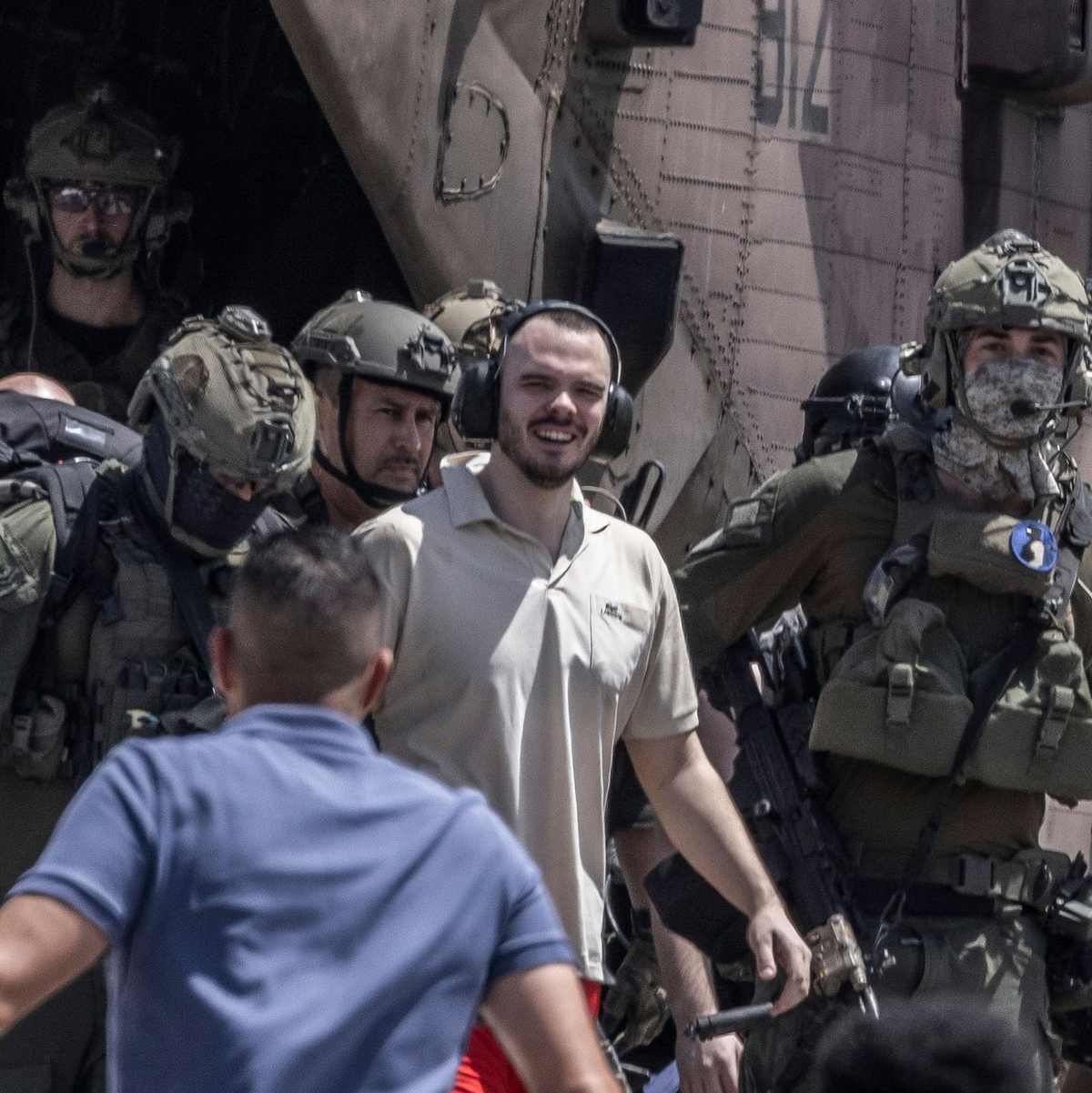 Andrey Kozlov (M), eine der vier israelischen Geiseln, die am 7. Oktober von der Hamas auf dem Nova-Musikfestival entführt wurden, kommt mit einem Hubschrauber im Sheba Medical Center an. - Foto: Ilia Yefimovich/dpa