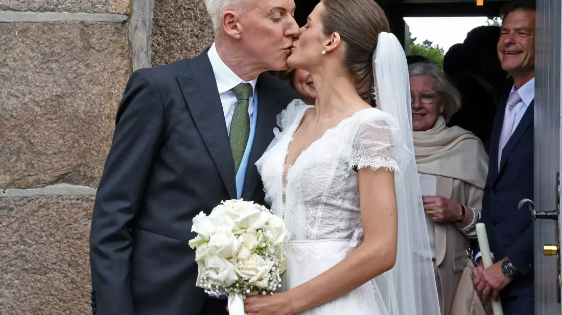 H.P. Baxxter und seine frisch angetraute Ehefrau Sara nach der Hochzeit auf Sylt. - Bild: Lea Sarah Albert/dpa