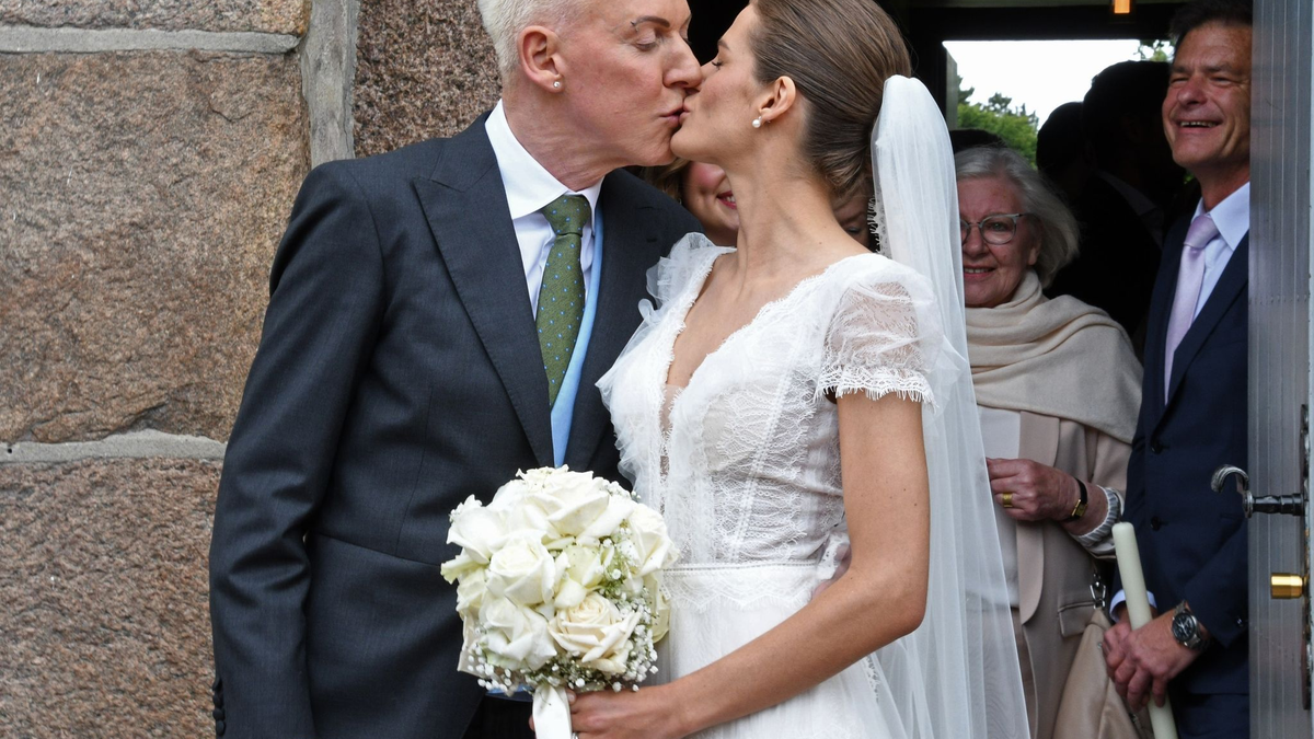 H.P. Baxxter und seine frisch angetraute Ehefrau Sara nach der Hochzeit auf Sylt. - Foto: Lea Sarah Albert/dpa