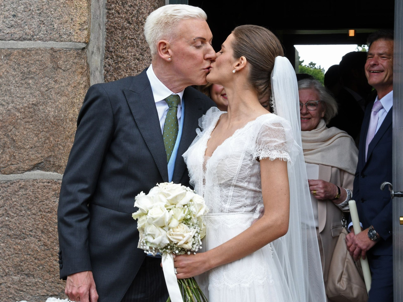 H.P. Baxxter und seine frisch angetraute Ehefrau Sara nach der Hochzeit auf Sylt. - Foto: Lea Sarah Albert/dpa