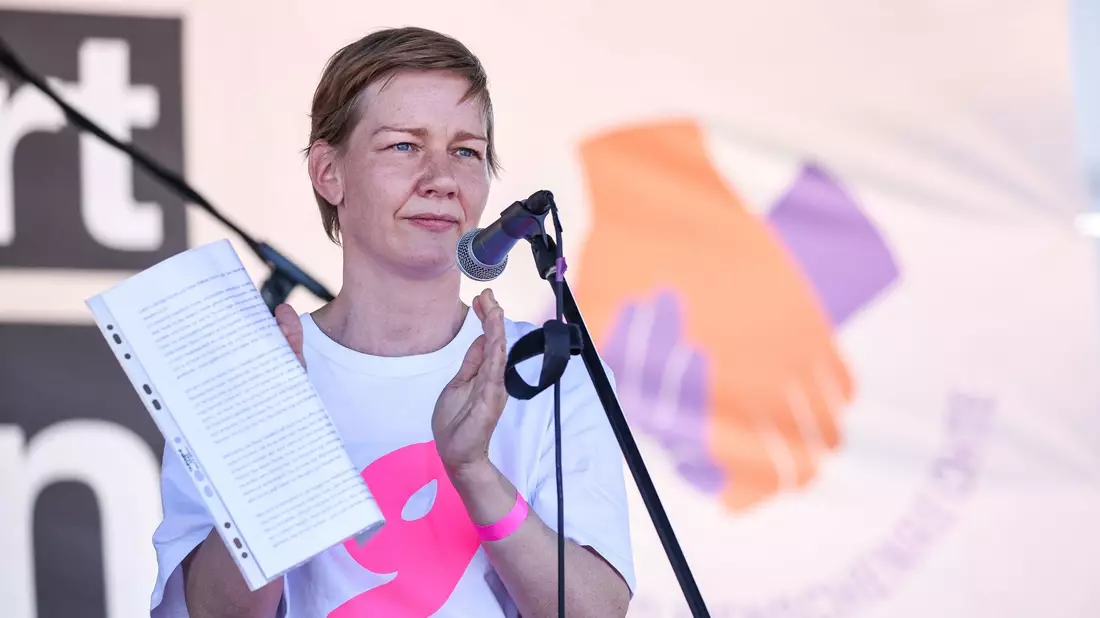 Sandra Hüller bei der Kundgebung «Hand in Hand für Demokratie und Menschenrechte» gegen Rechtsextremismus in Leipzig. - Bild: Jan Woitas/dpa