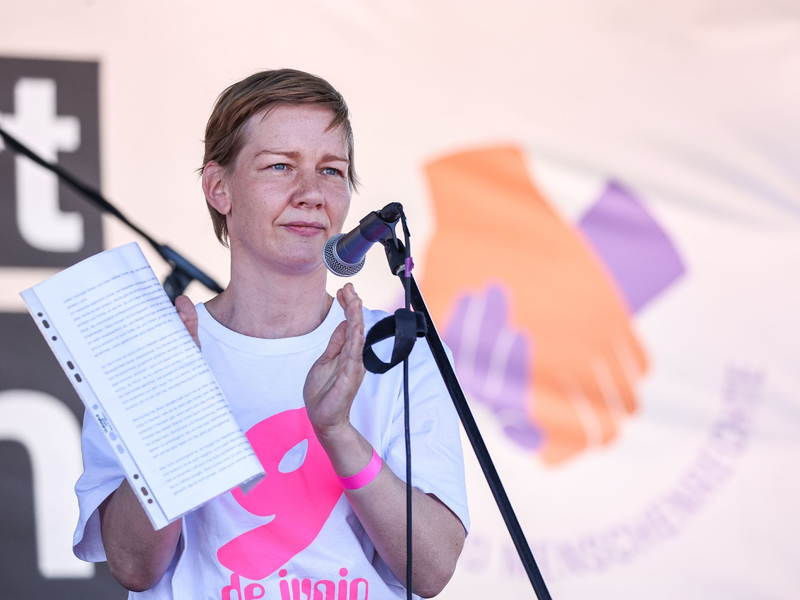 Sandra Hüller bei der Kundgebung «Hand in Hand für Demokratie und Menschenrechte» gegen Rechtsextremismus in Leipzig. - Foto: Jan Woitas/dpa