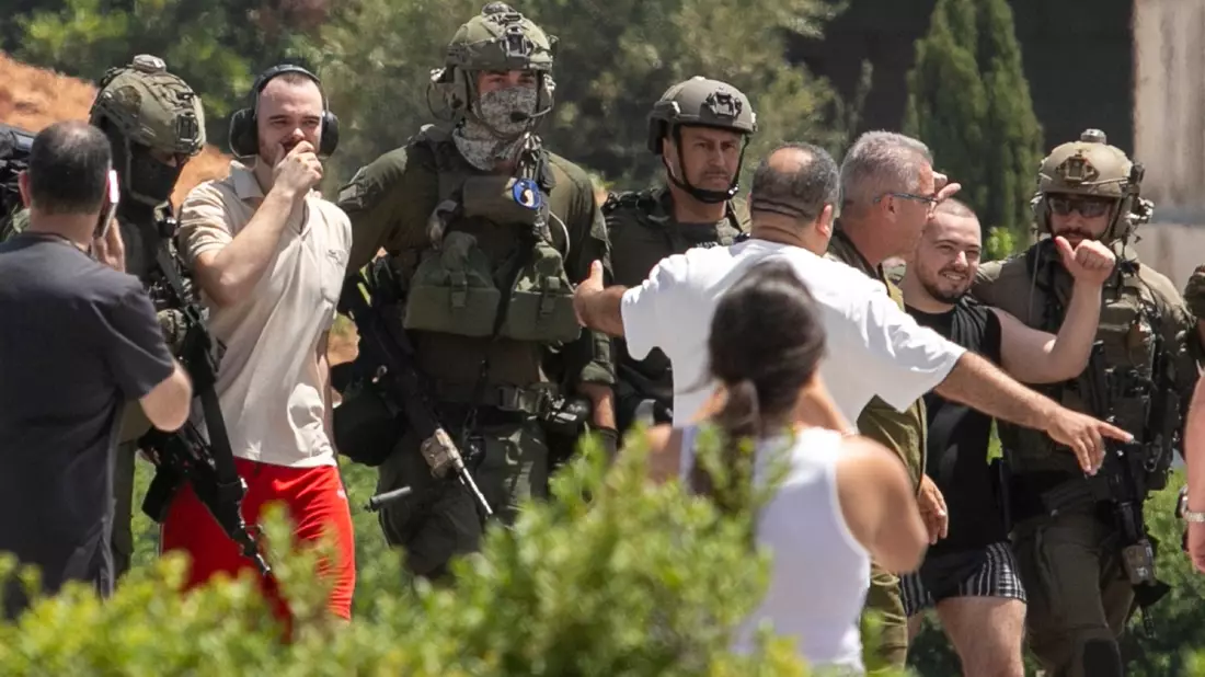 Andrey Kozlov (3.v.l) und Almog Meir Jan (2.v.r), die bei einem von der Hamas geführten Angriff am 7. Oktober 2023 aus Israel entführt wurden, bei ihrer Ankunft mit dem Hubschrauber im Sheba Medical Center. - Bild: Tomer Appelbaum/AP/dpa
