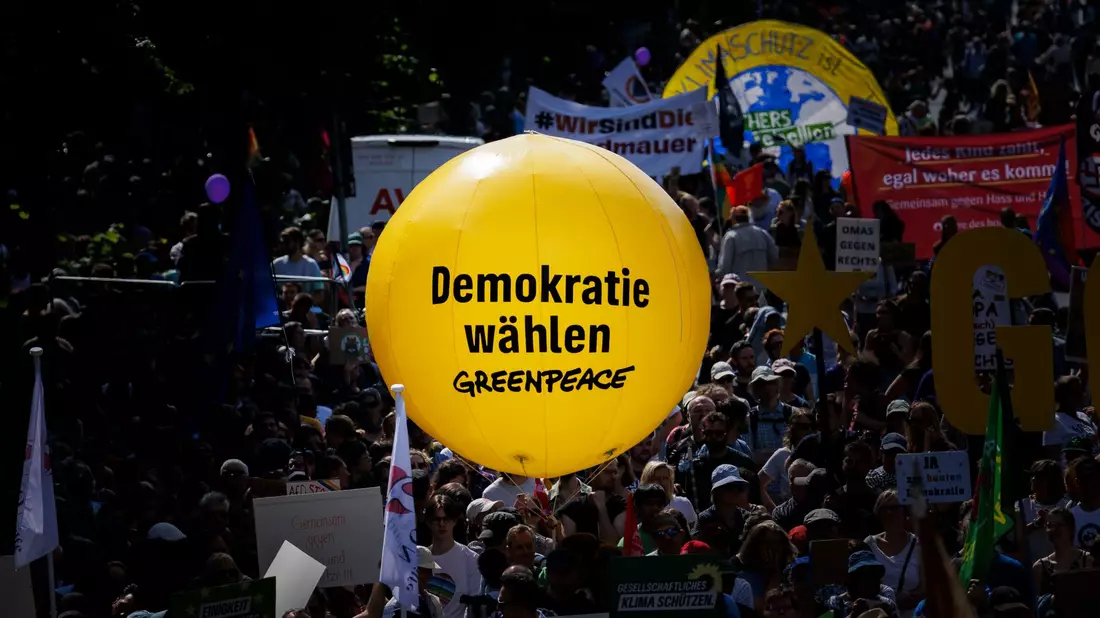 Einen Tag vor der Europawahl zieht es Tausende Menschen in Berlin auf die Straße, um ein Zeichen gegen rechts zu setzen. - Bild: Carsten Koall/dpa