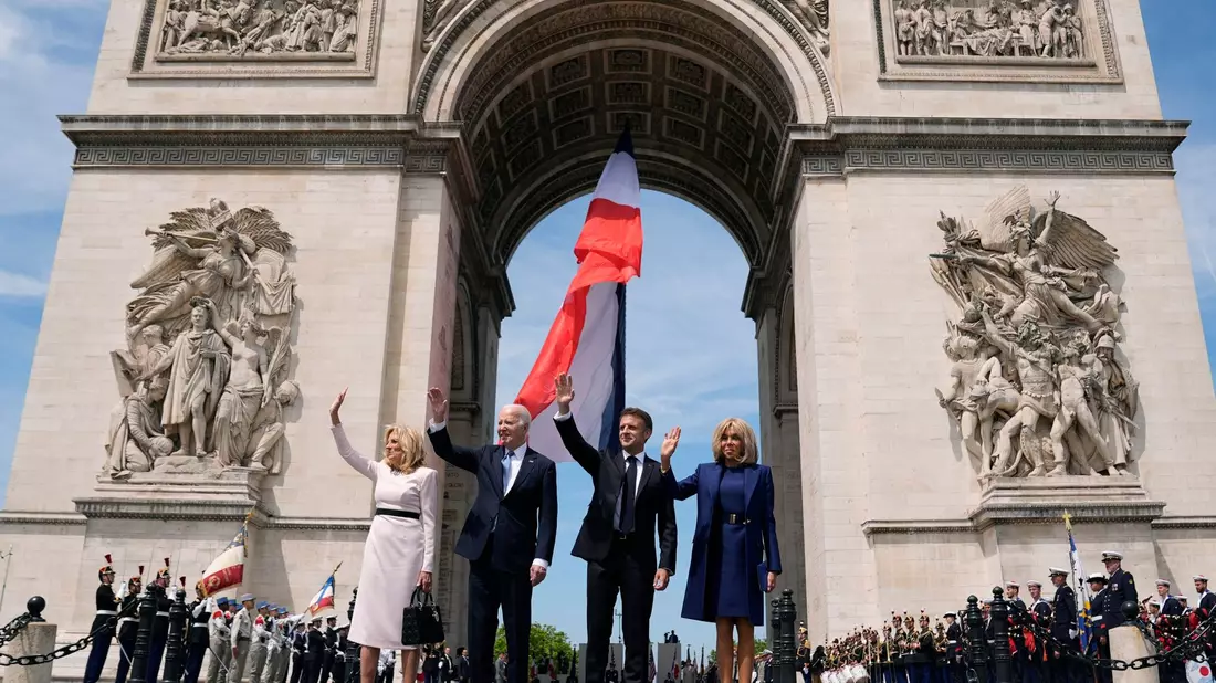 Jill und Joe Biden zusammen mit Emmanuel und Brigitte Macron vor dem Arc de Triomphe in Paris. - Bild: Evan Vucci/AP/dpa