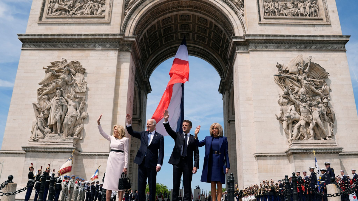 Jill und Joe Biden zusammen mit Emmanuel und Brigitte Macron vor dem Arc de Triomphe in Paris. - Foto: Evan Vucci/AP/dpa
