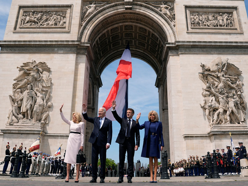Jill und Joe Biden zusammen mit Emmanuel und Brigitte Macron vor dem Arc de Triomphe in Paris. - Foto: Evan Vucci/AP/dpa