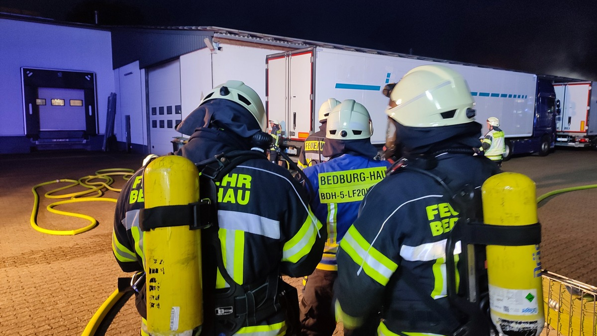 FW-KLE: Feuer in Speditionsunternehmen - Foto: presseportal.de
