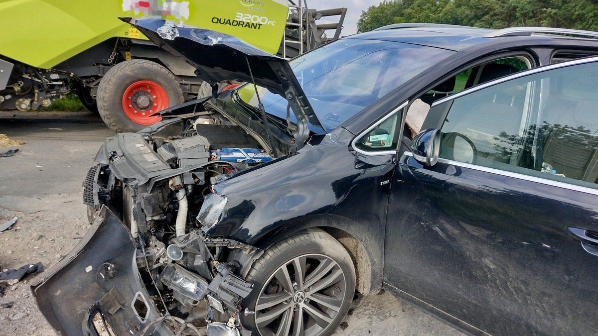 FW Hünxe: Verkehrsunfall zwischen Traktor und Pkw - Zwei Verletzte - Foto: presseportal.de